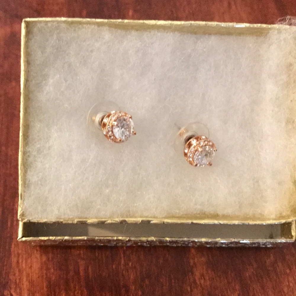 Diamond-like pierced earrings in rose gold setting